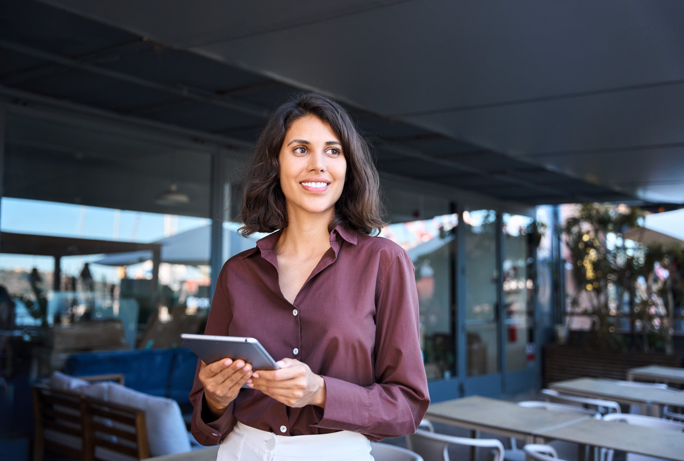 Profesional sonriendo con una tablet en la mano